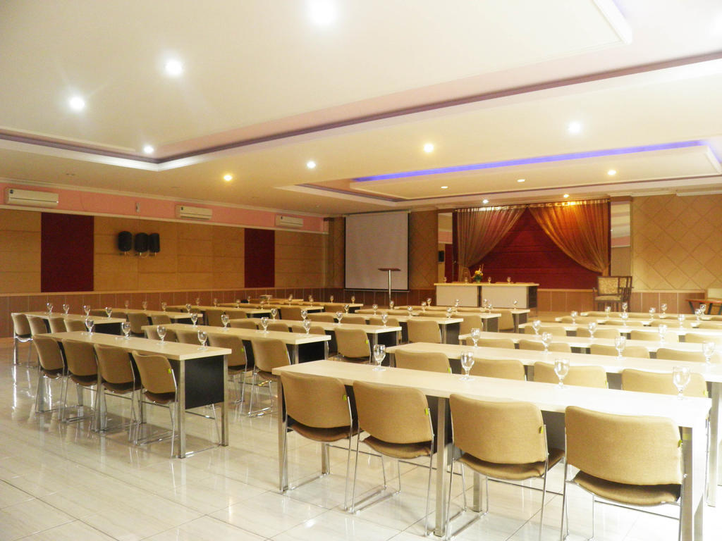 Hotel C3 Semarang Exterior foto